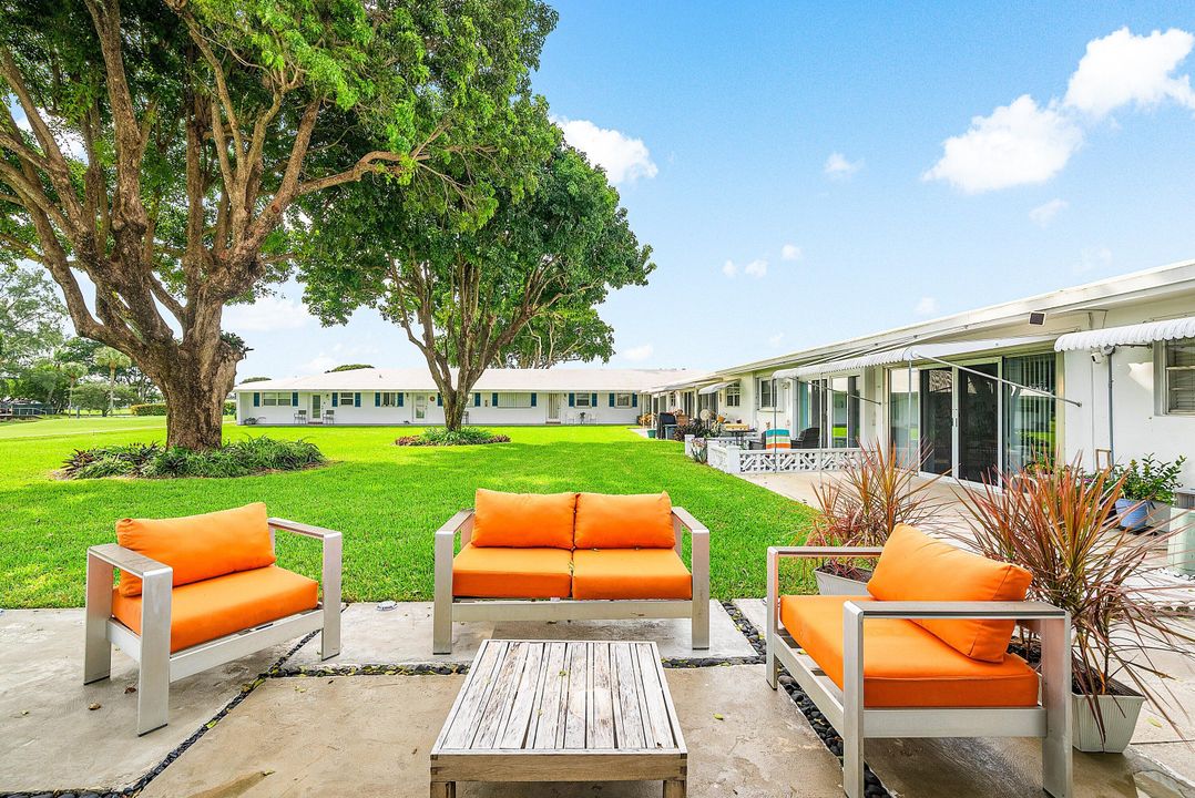 For Sale: $290,000 (2 beds, 2 baths, 901 Square Feet)