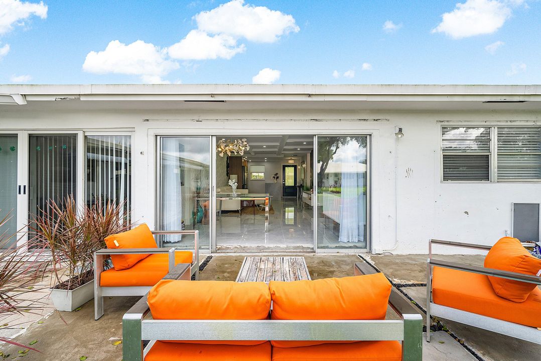 For Sale: $290,000 (2 beds, 2 baths, 901 Square Feet)