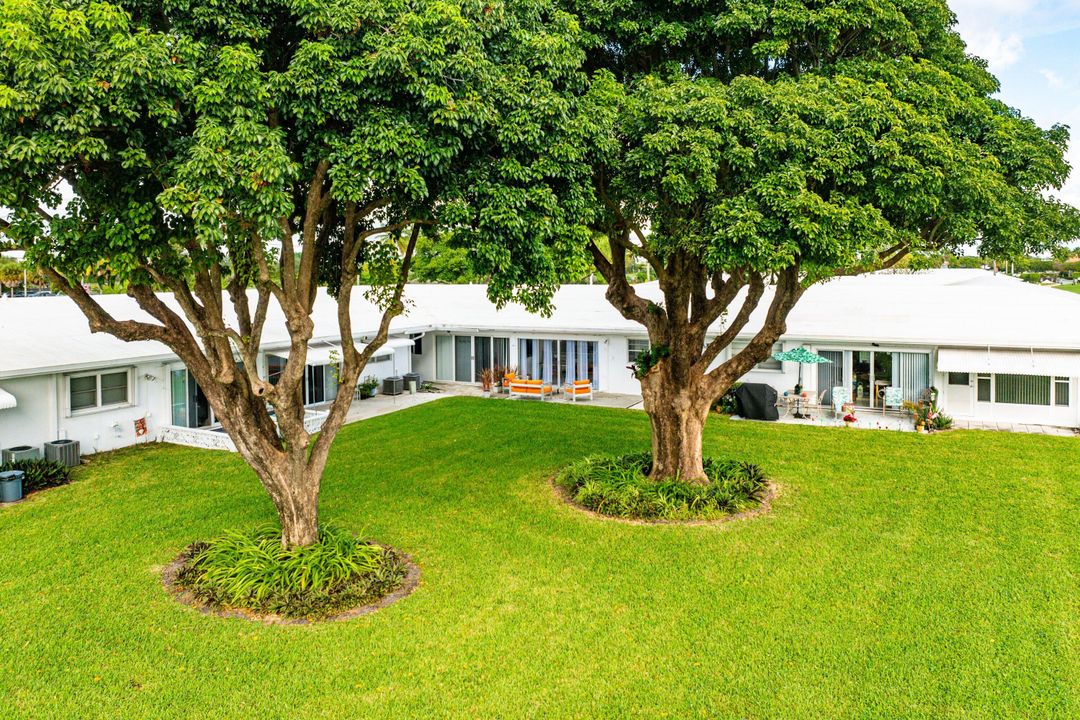 For Sale: $290,000 (2 beds, 2 baths, 901 Square Feet)