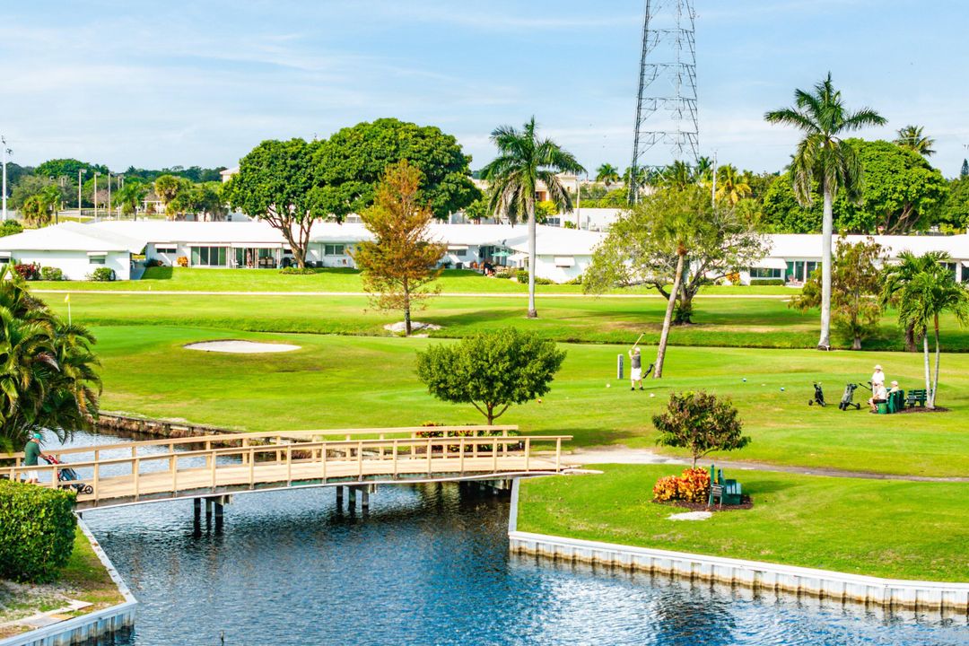 For Sale: $290,000 (2 beds, 2 baths, 901 Square Feet)