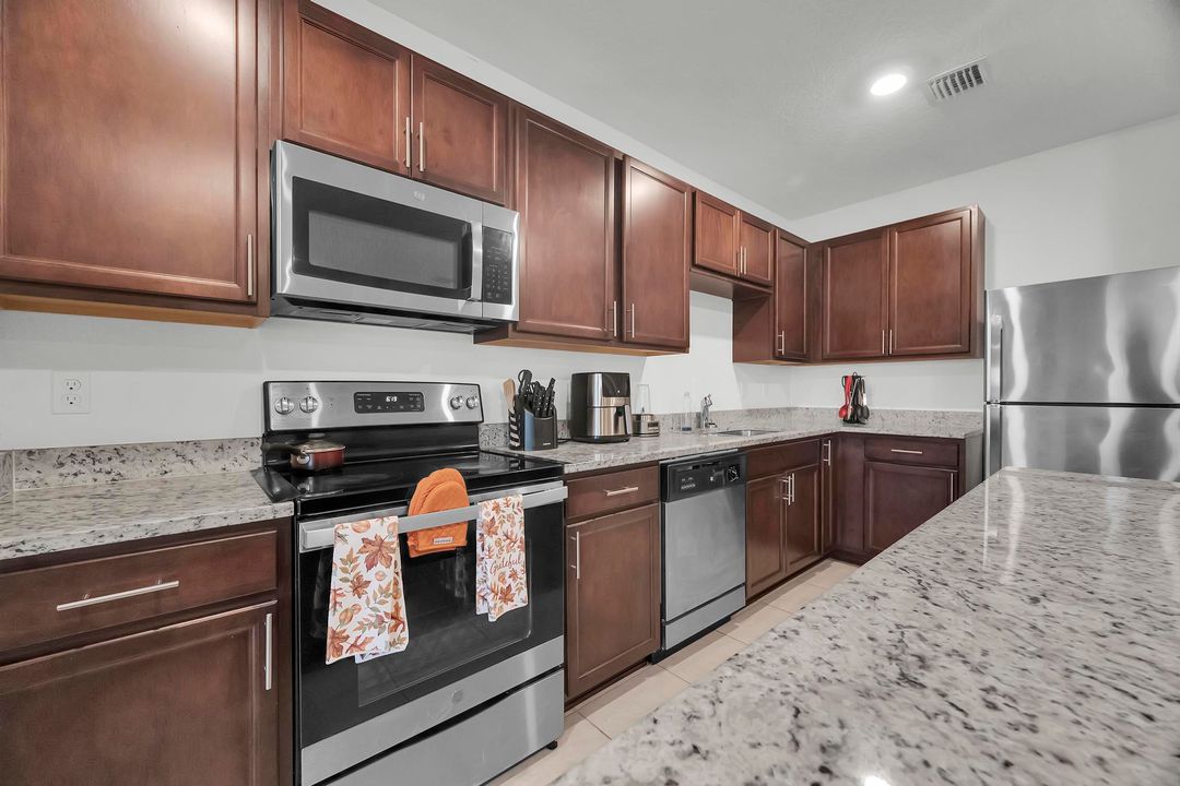 En Venta: $320,000 (4 camas, 2 baños, 1623 Pies cuadrados)