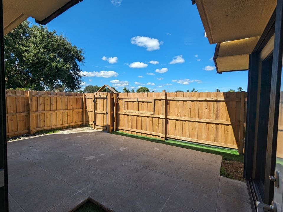 Active With Contract: $2,300 (2 beds, 2 baths, 1232 Square Feet)