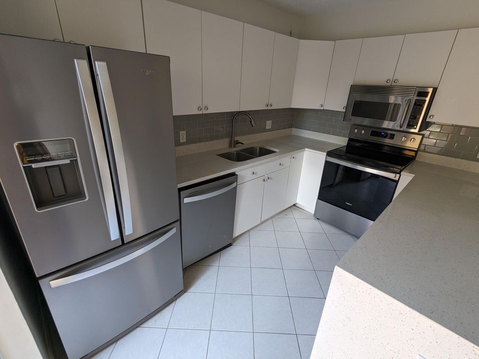Active With Contract: $2,300 (2 beds, 2 baths, 1232 Square Feet)