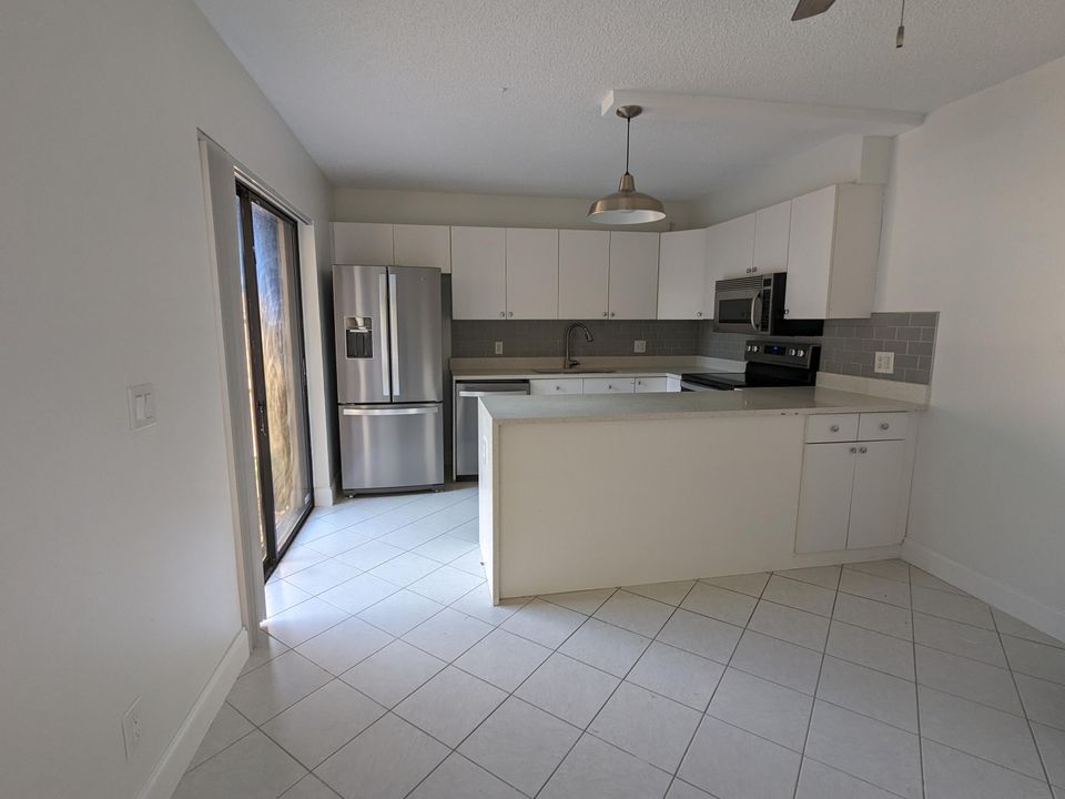 Active With Contract: $2,300 (2 beds, 2 baths, 1232 Square Feet)