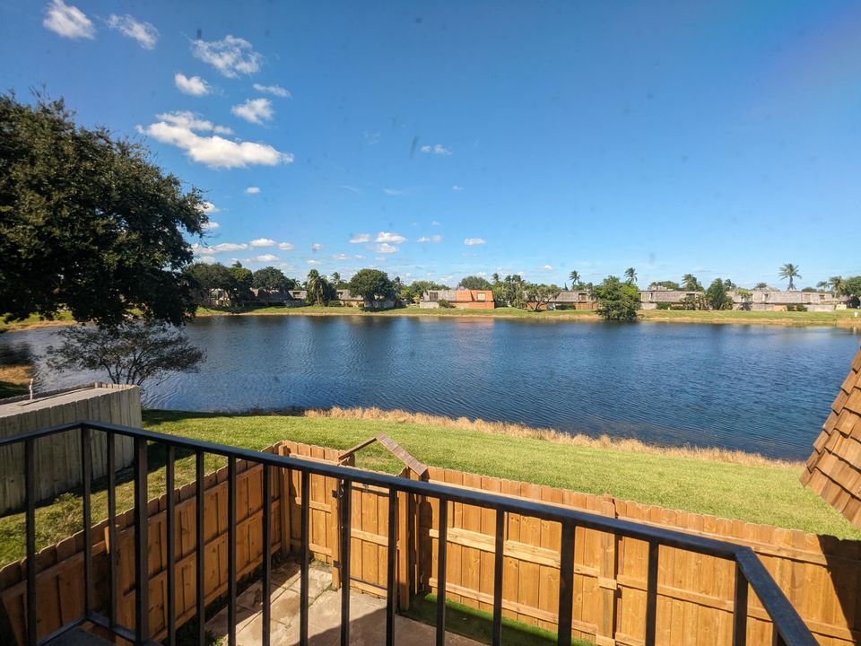 Active With Contract: $2,300 (2 beds, 2 baths, 1232 Square Feet)