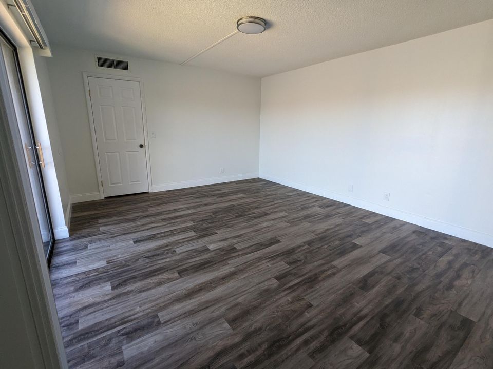 Active With Contract: $2,300 (2 beds, 2 baths, 1232 Square Feet)