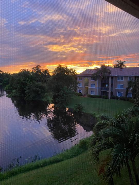 待售: $212,000 (1 贝兹, 1 浴室, 802 平方英尺)