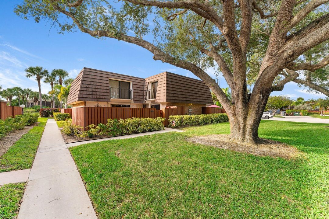 Под контрактом: $3,200 (2 спален, 2 ванн, 1188 Квадратных фут)