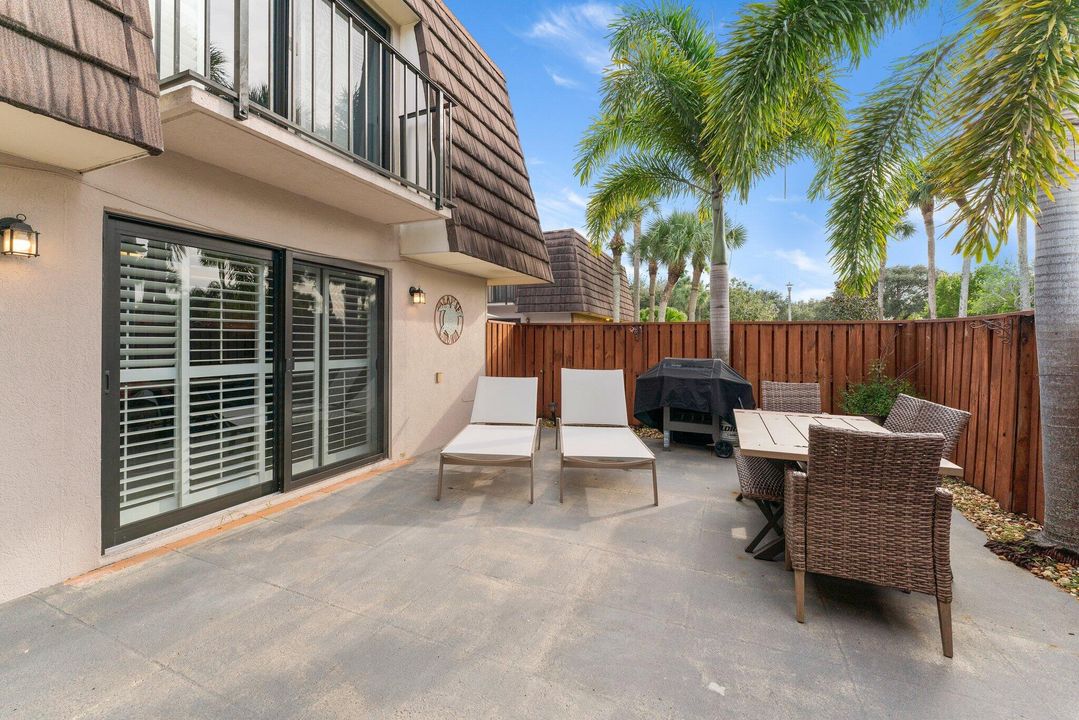 Под контрактом: $3,200 (2 спален, 2 ванн, 1188 Квадратных фут)