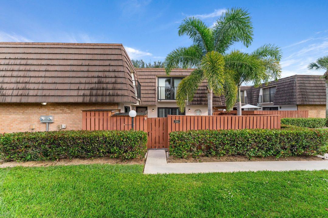 Под контрактом: $3,200 (2 спален, 2 ванн, 1188 Квадратных фут)