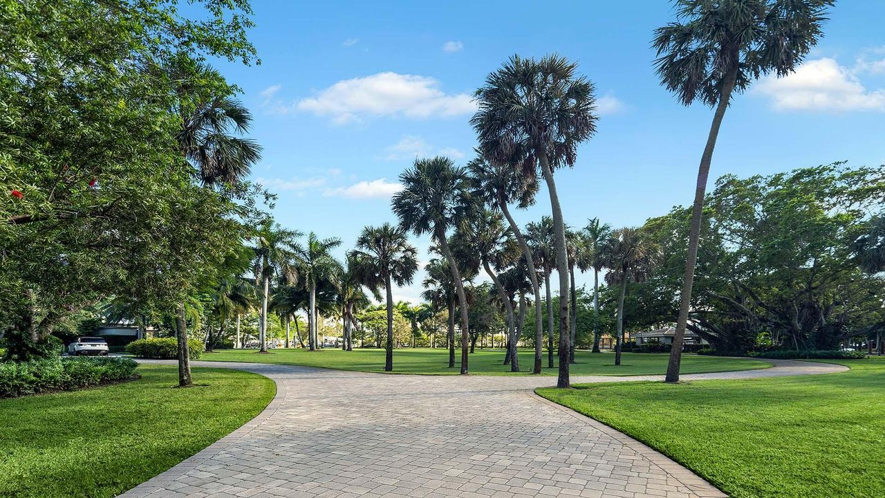 待售: $14,500,000 (1 贝兹, 1 浴室, 1736 平方英尺)