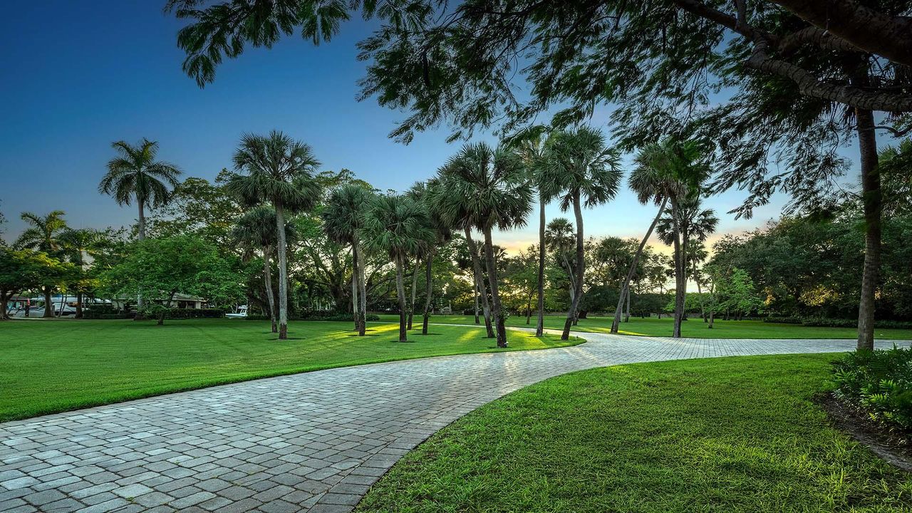 待售: $14,500,000 (1 贝兹, 1 浴室, 1736 平方英尺)