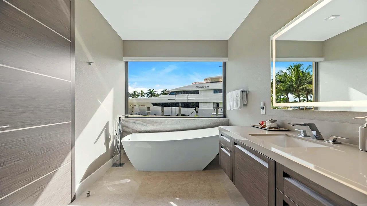 待售: $14,500,000 (1 贝兹, 1 浴室, 1736 平方英尺)