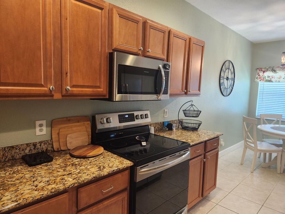 Active With Contract: $3,250 (2 beds, 2 baths, 1316 Square Feet)