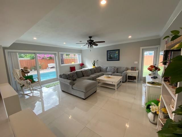 合同活跃: $4,500 (4 贝兹, 2 浴室, 2016 平方英尺)