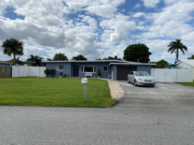 合同活跃: $4,500 (4 贝兹, 2 浴室, 2016 平方英尺)