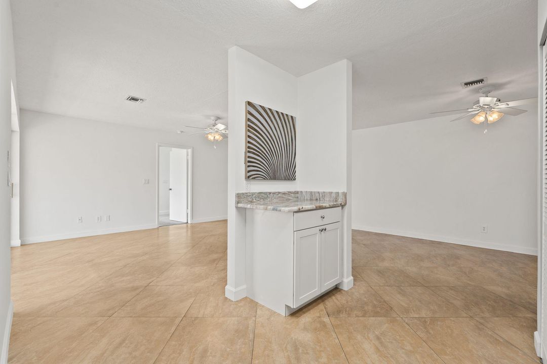 合同活跃: $175,000 (2 贝兹, 2 浴室, 1228 平方英尺)