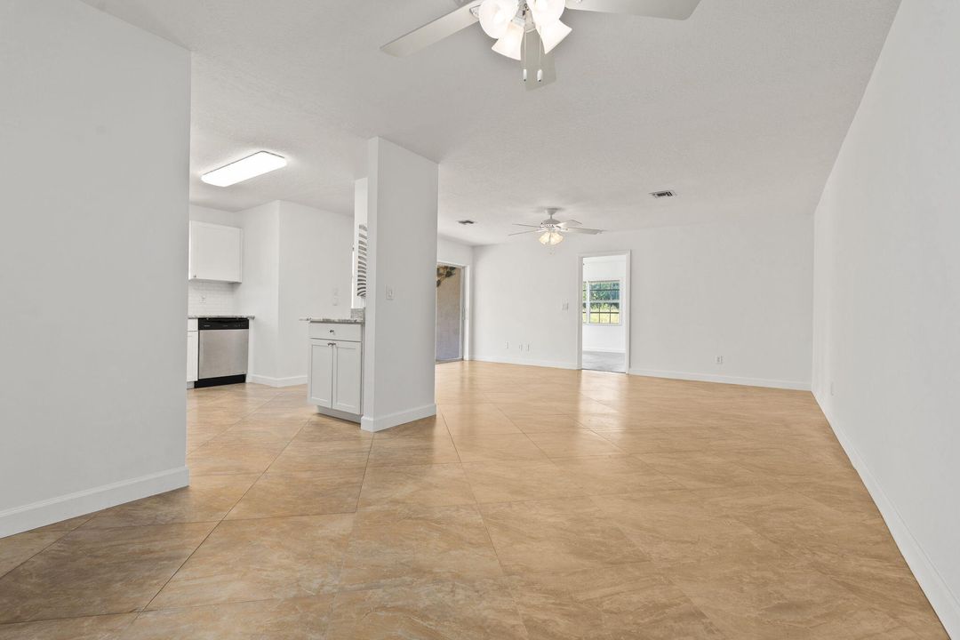 合同活跃: $175,000 (2 贝兹, 2 浴室, 1228 平方英尺)