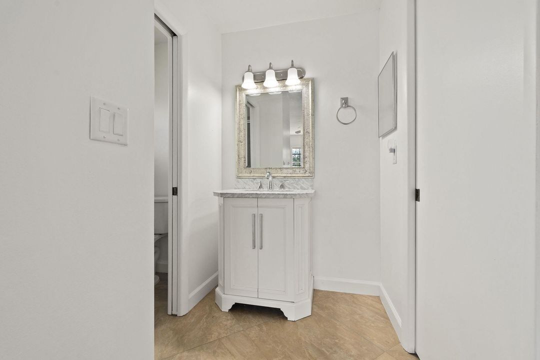 合同活跃: $175,000 (2 贝兹, 2 浴室, 1228 平方英尺)