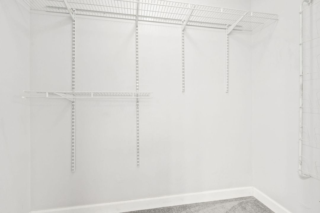 合同活跃: $175,000 (2 贝兹, 2 浴室, 1228 平方英尺)