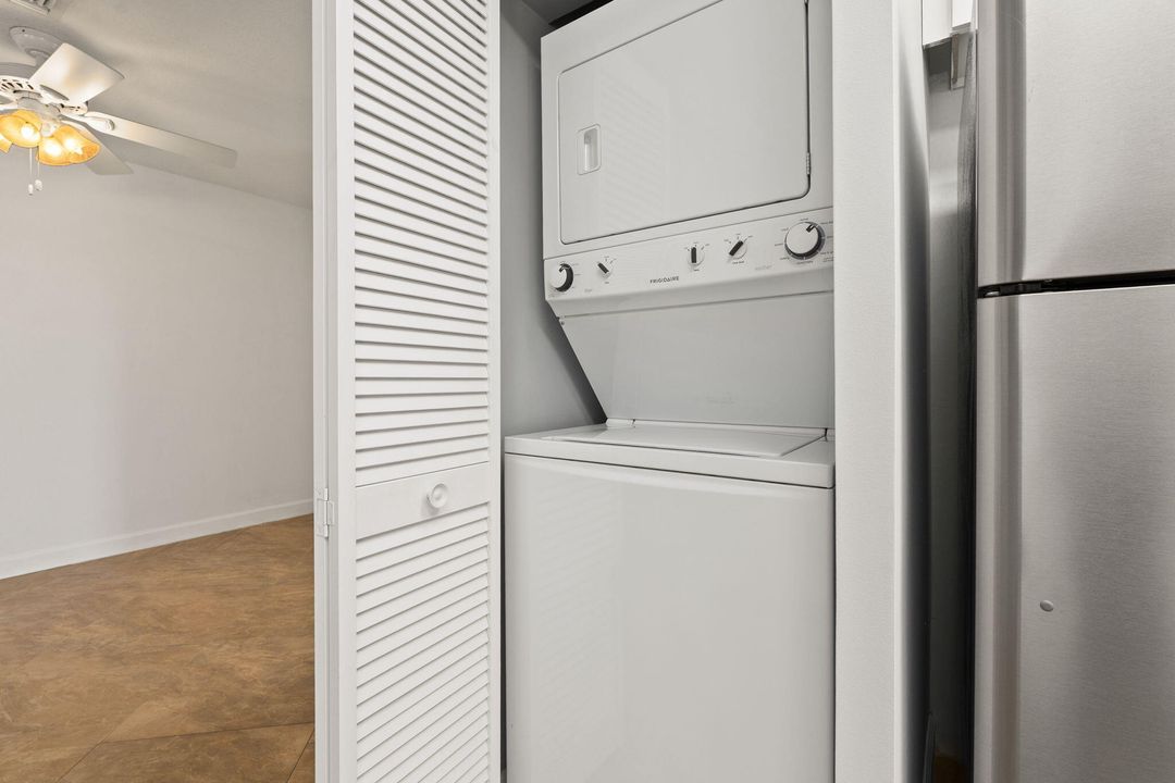 合同活跃: $175,000 (2 贝兹, 2 浴室, 1228 平方英尺)