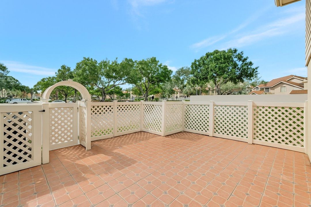 For Sale: $279,888 (2 beds, 2 baths, 1374 Square Feet)