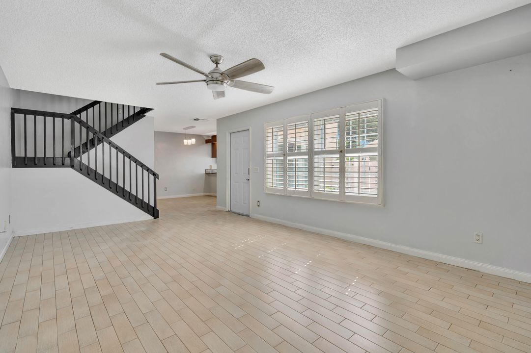 For Sale: $279,888 (2 beds, 2 baths, 1374 Square Feet)