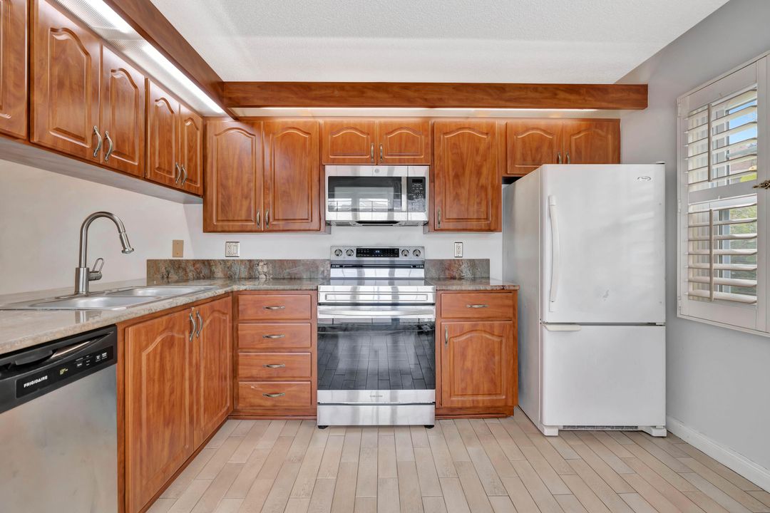 For Sale: $279,888 (2 beds, 2 baths, 1374 Square Feet)