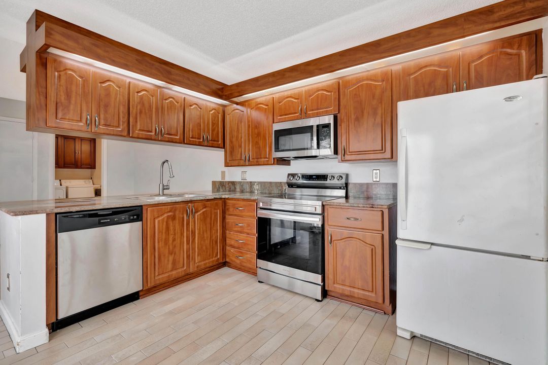 For Sale: $279,888 (2 beds, 2 baths, 1374 Square Feet)