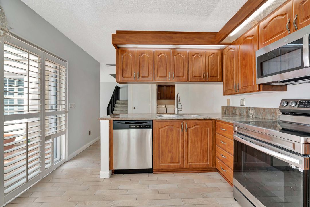 For Sale: $279,888 (2 beds, 2 baths, 1374 Square Feet)