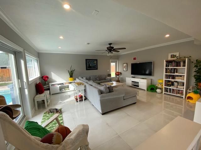 合同活跃: $4,500 (4 贝兹, 2 浴室, 2016 平方英尺)