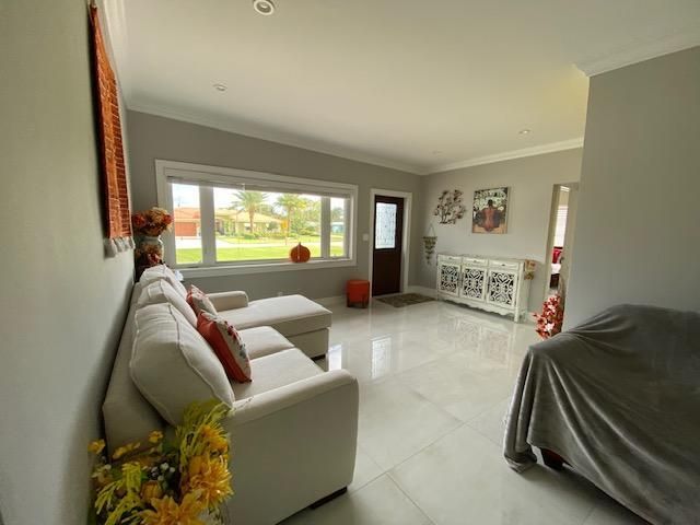 合同活跃: $4,500 (4 贝兹, 2 浴室, 2016 平方英尺)