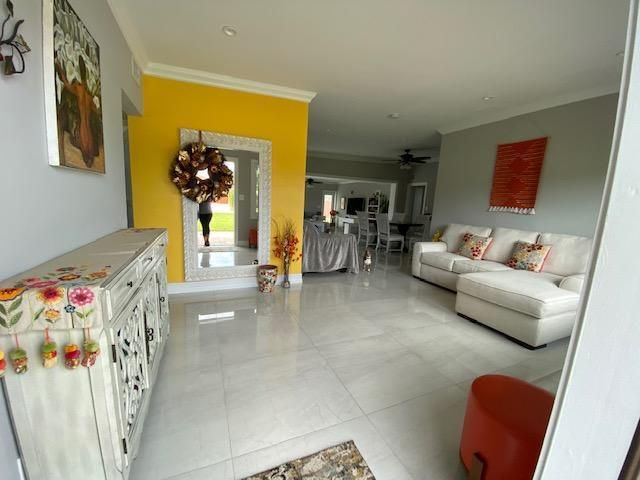 合同活跃: $4,500 (4 贝兹, 2 浴室, 2016 平方英尺)