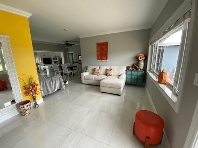 合同活跃: $4,500 (4 贝兹, 2 浴室, 2016 平方英尺)