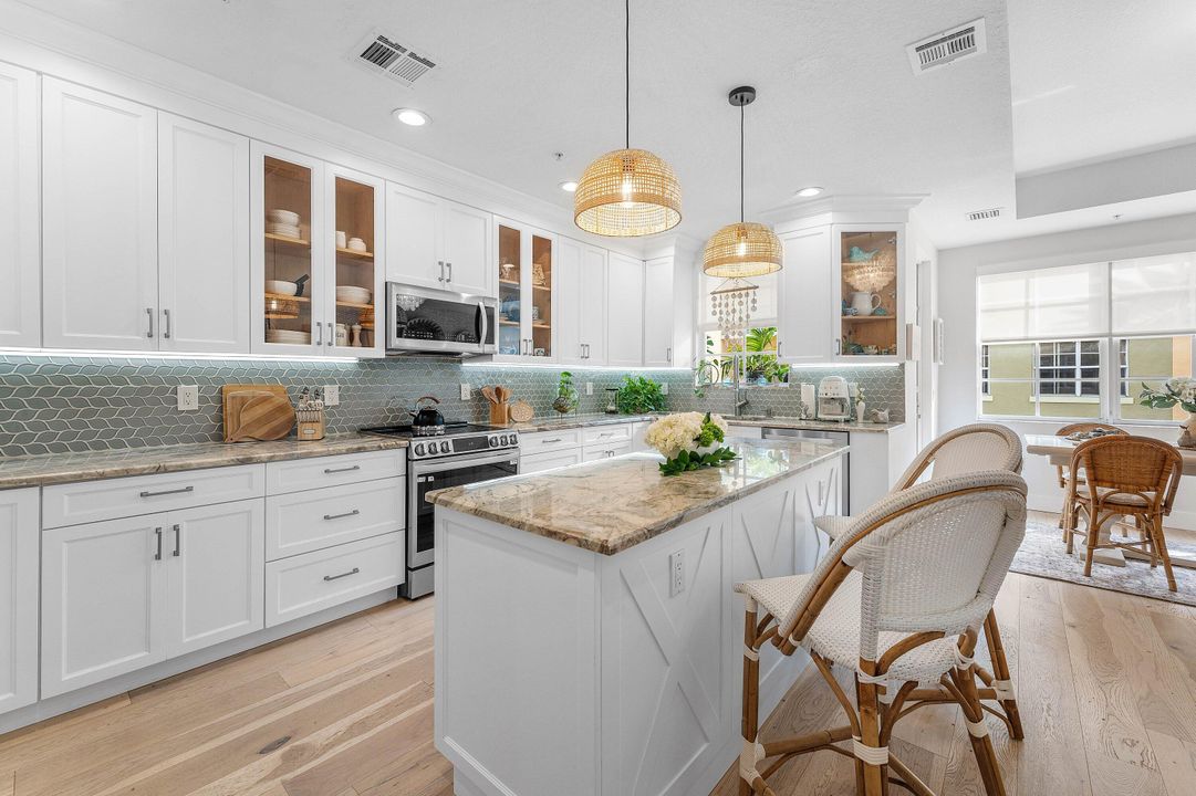 En Venta: $689,900 (2 camas, 3 baños, 2096 Pies cuadrados)