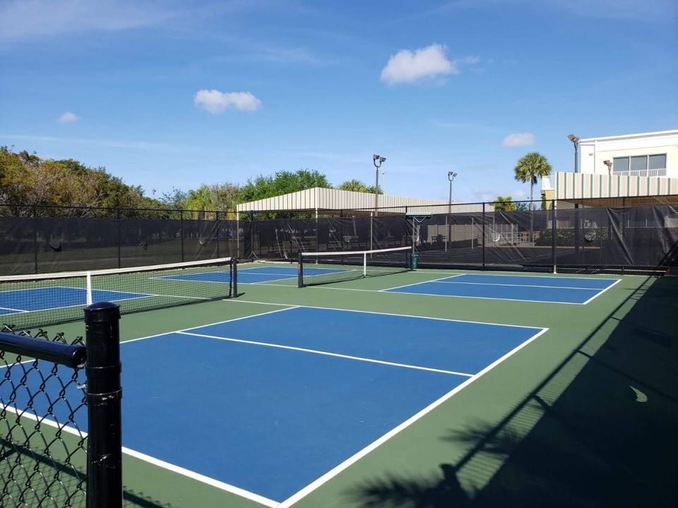 For Sale: $165,000 (2 beds, 1 baths, 798 Square Feet)