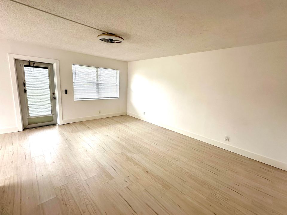 For Sale: $165,000 (2 beds, 1 baths, 798 Square Feet)