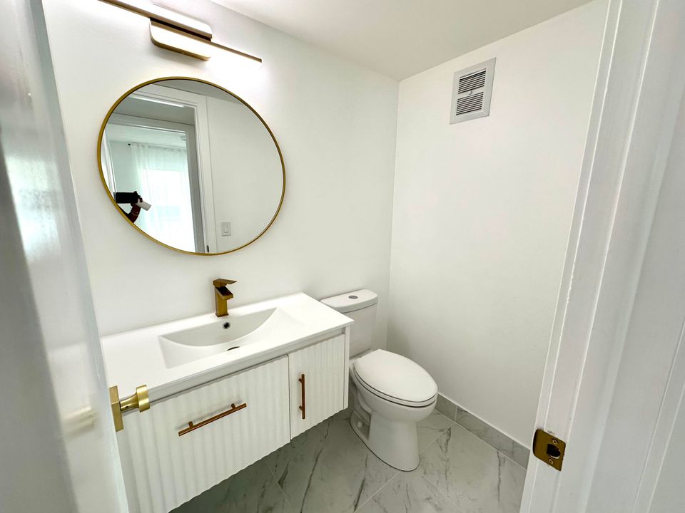 For Sale: $165,000 (2 beds, 1 baths, 798 Square Feet)