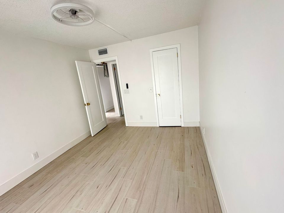 For Sale: $165,000 (2 beds, 1 baths, 798 Square Feet)