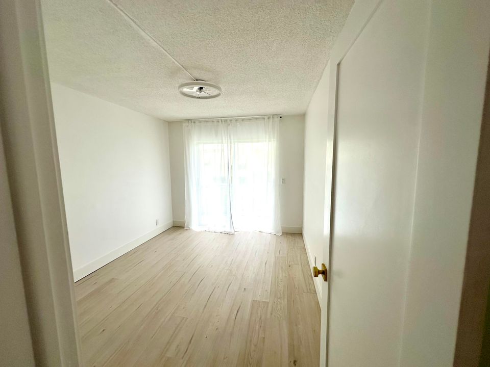 For Sale: $165,000 (2 beds, 1 baths, 798 Square Feet)