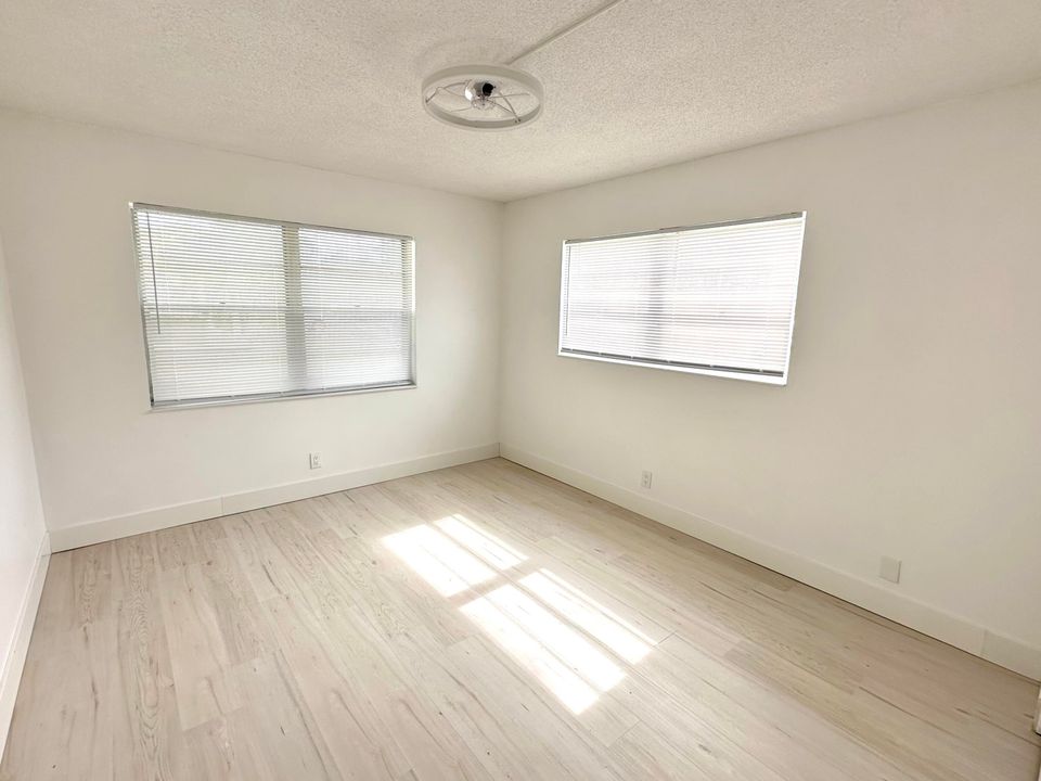 For Sale: $165,000 (2 beds, 1 baths, 798 Square Feet)