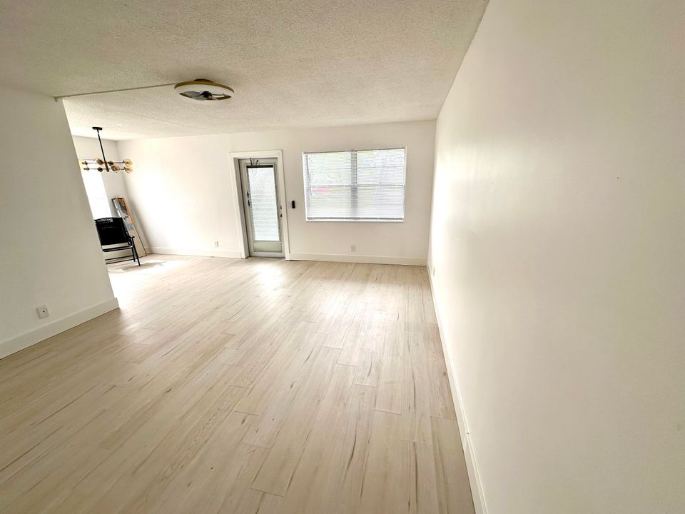 For Sale: $165,000 (2 beds, 1 baths, 798 Square Feet)