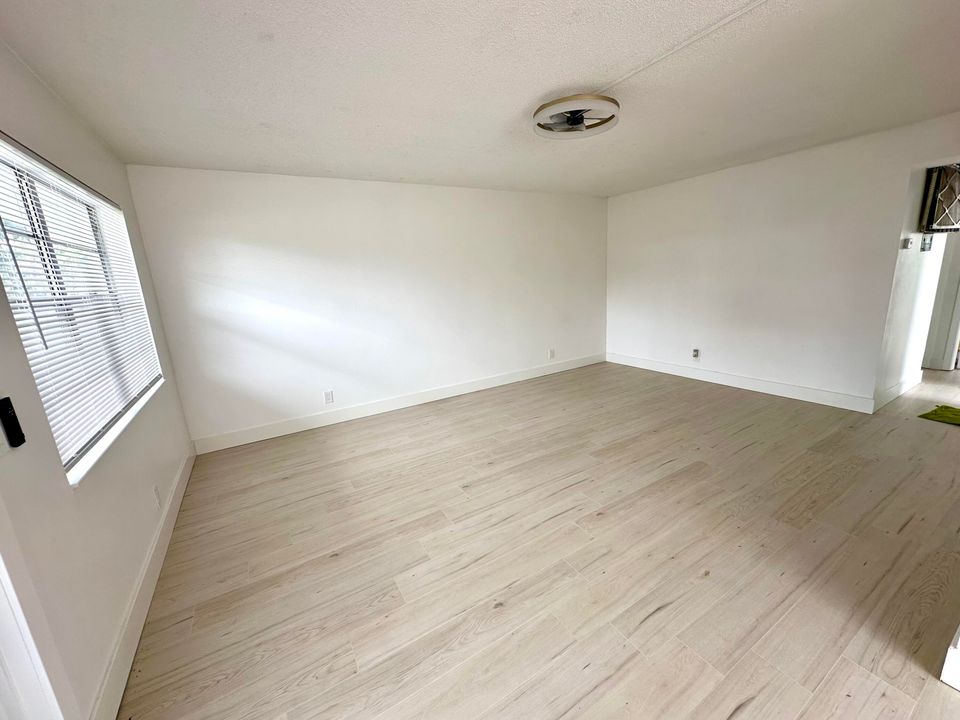 For Sale: $165,000 (2 beds, 1 baths, 798 Square Feet)