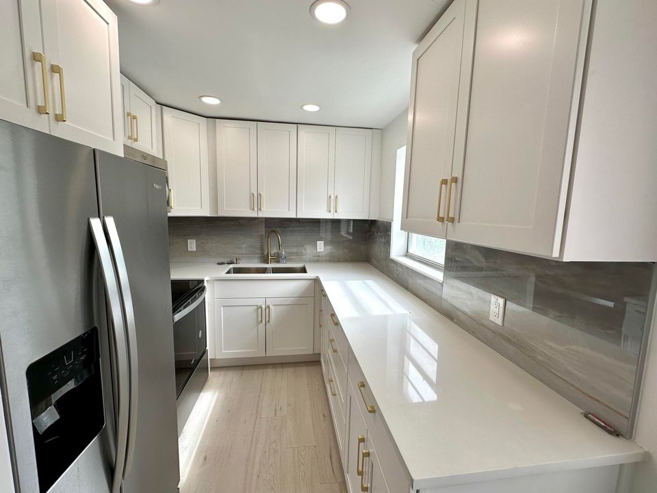 For Sale: $165,000 (2 beds, 1 baths, 798 Square Feet)