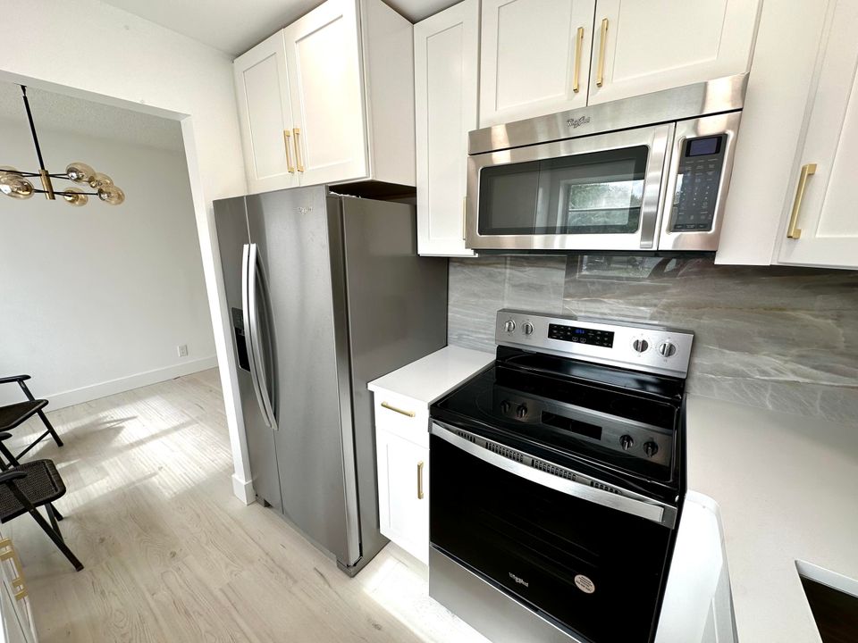 For Sale: $165,000 (2 beds, 1 baths, 798 Square Feet)