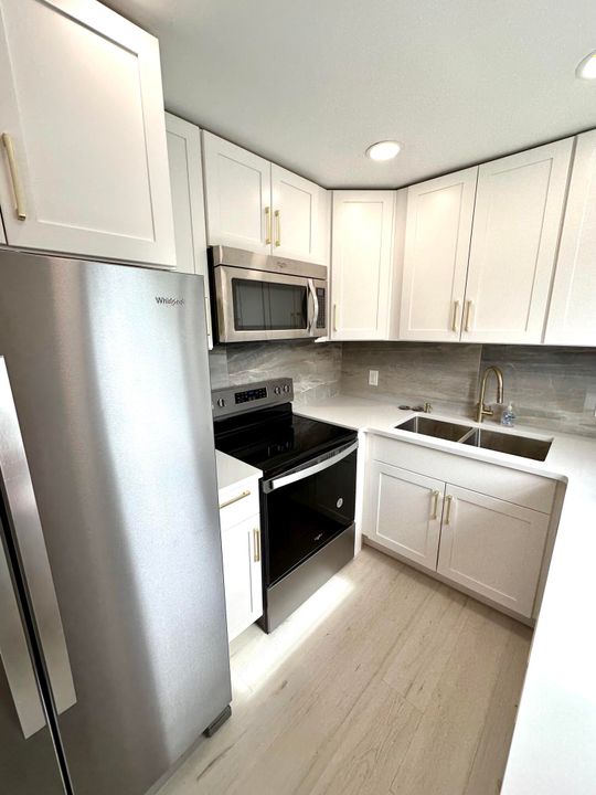 For Sale: $165,000 (2 beds, 1 baths, 798 Square Feet)