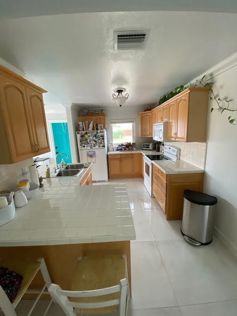 合同活跃: $4,500 (4 贝兹, 2 浴室, 2016 平方英尺)