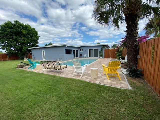 合同活跃: $4,500 (4 贝兹, 2 浴室, 2016 平方英尺)