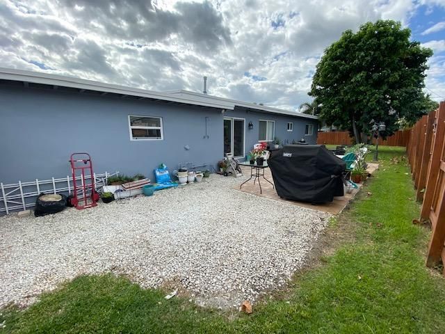 合同活跃: $4,500 (4 贝兹, 2 浴室, 2016 平方英尺)