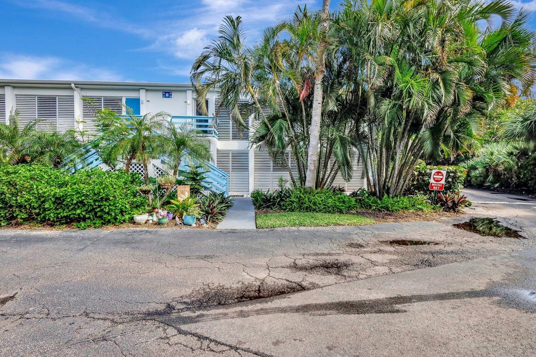 For Rent: $3,200 (2 beds, 2 baths, 897 Square Feet)